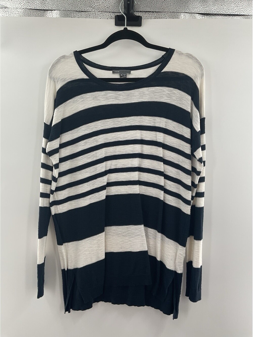 Vince women’s medium striped knit top longsleeved navy blue and white 091